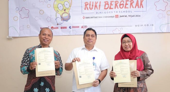 Penyerahan sertifikat hak kekayaan intelektual.  
Sumber (Humas Kemenkumham Jatim)