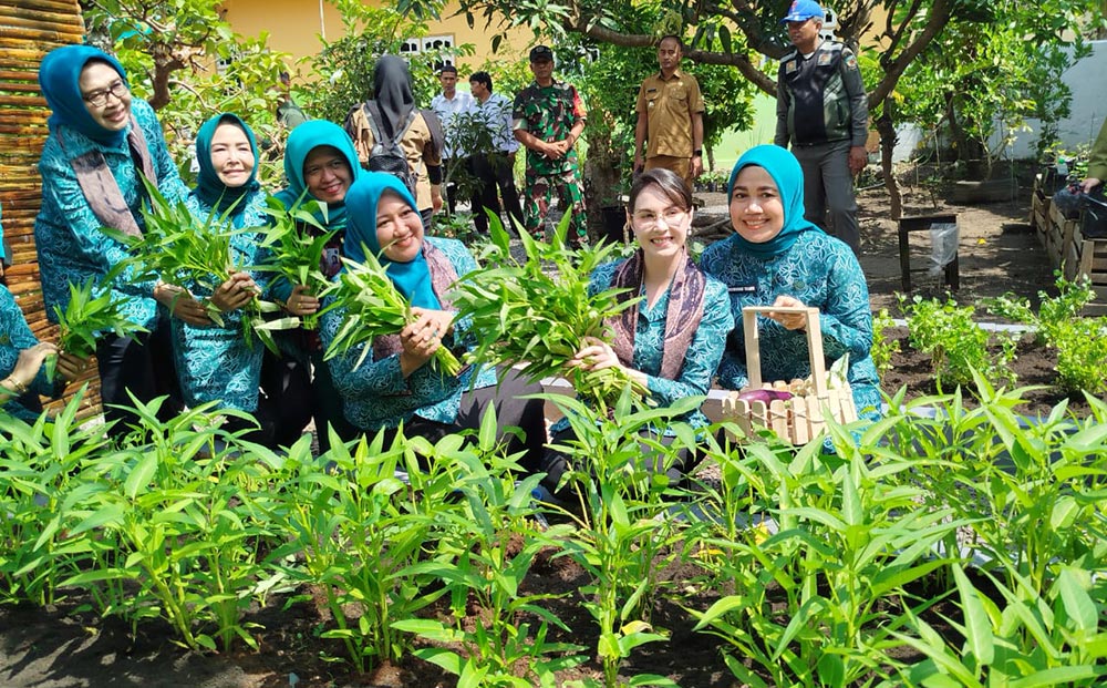Ketua TP PKK Jawa Timur, Arumi Bachsin, saat petik hasil di Kelurahan Kemayoran bersama TP PKK Bangkalan.