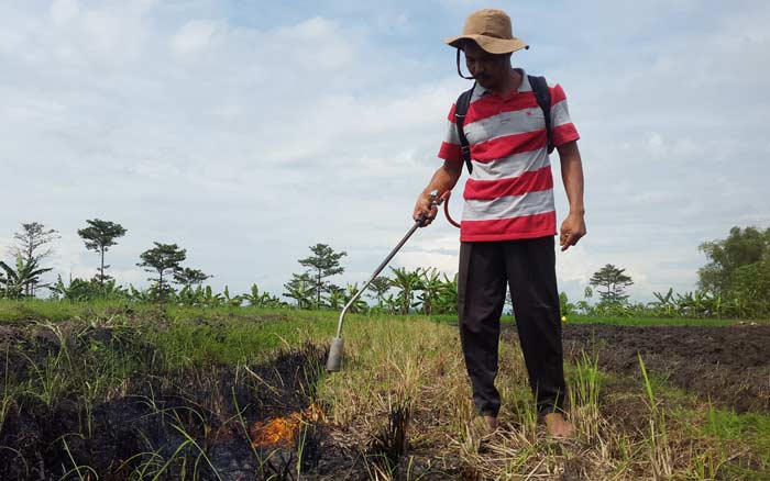 Susanto saat memperagakan alat temuannya yang diberi nama "SMAPUT". foto: INTAN/ BANGSAONLINE