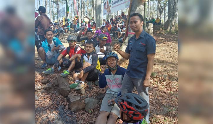 Peserta gowes bareng foto Bersama di wisata Randuwana.