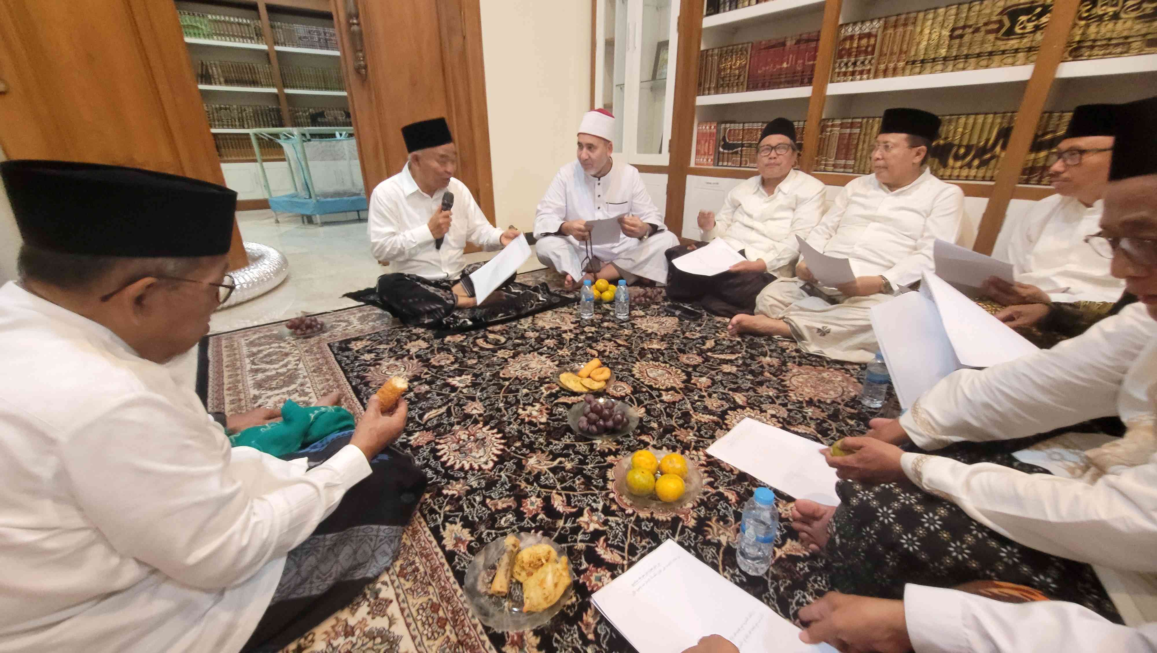 Prof Dr KH Asep Saifuddin Chalim saat mengaji Kitab Al-Hikam dalam acara shalat malam dan istighatsah sekaligus doa bersama di kediaman Ning Imah di kawasan Pondok Pesantren Amantul Ummah Surabaya, Jumat (25/7/2025) Surabaya. Foto: bangsaonline