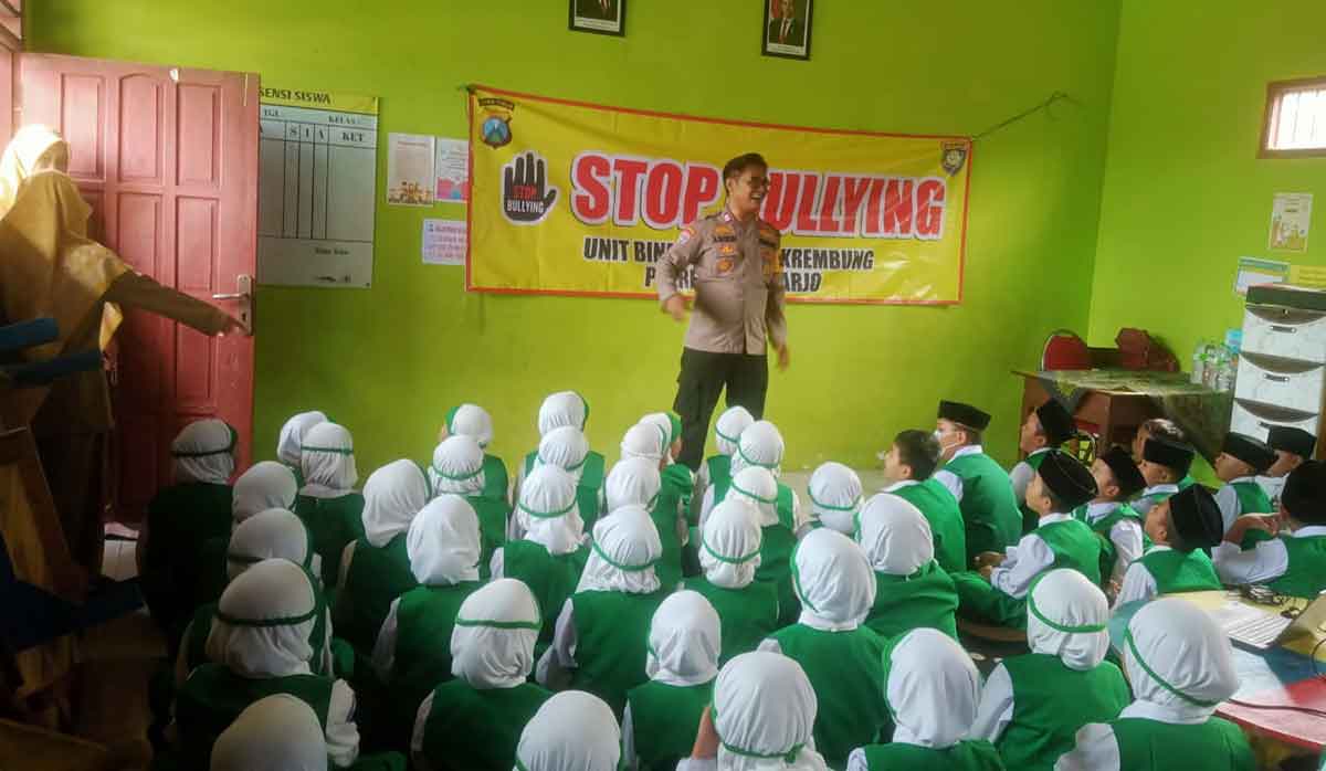 Edukasi yang dilakukan petugas dari Polsek Krembung terkait bahaya perundungan dan bijak bermedsos kepada pelajar.