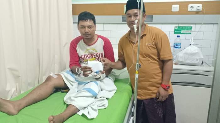 Utusan Caleg DPR RI dari PPP, Rian Septrianto Maulana saat menyantuni korban Nurman Hidayat yang tertimpa baliho caleg. Foto: SYUHUD/ BANGSAONLINE