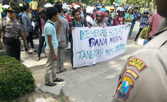 Aksi para mahasiswa Unira Pamekasan saat demo di depan Kantor Kemenag. (foto: rizal/BANGSAONLINE)
