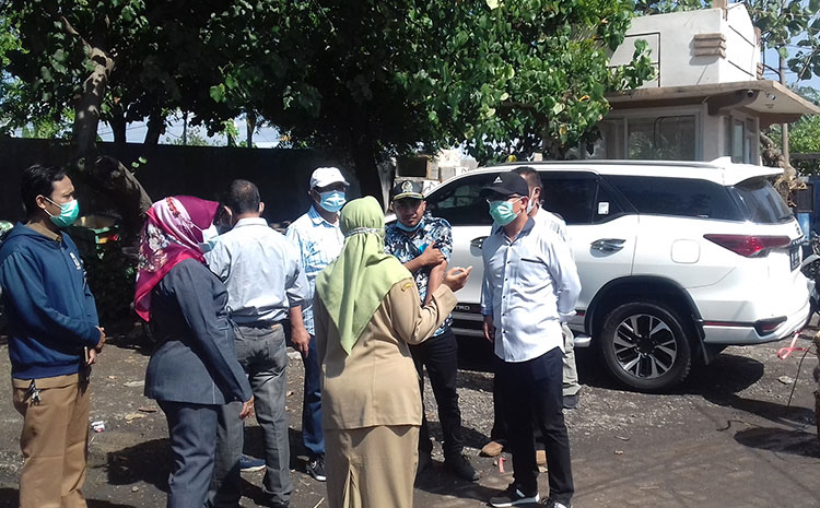 Komisi II DPRD Kota Probolinggo melakukan inspeksi mendadak (sidak) di pasar ikan Kelurahan Mayangan. (foto: ist)