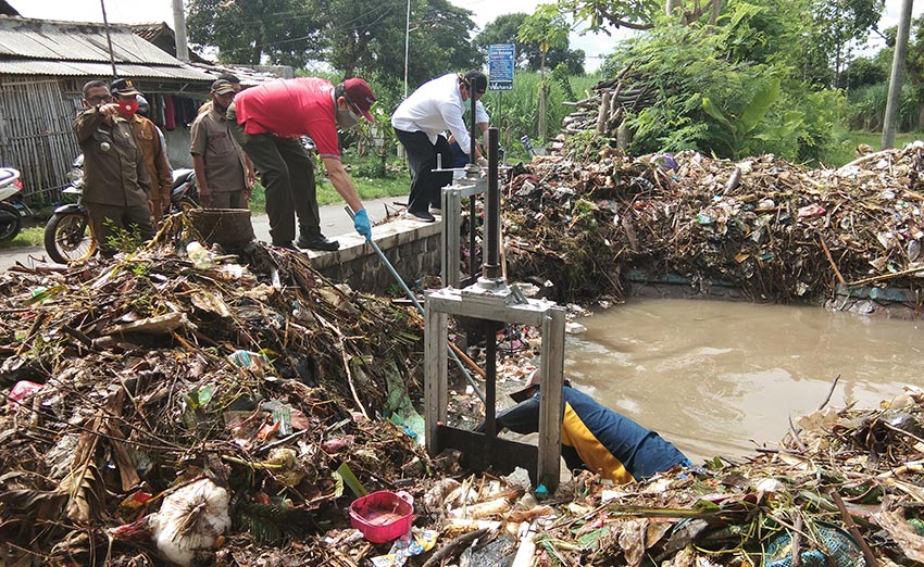 Wabup Nganjuk Marhaen Jumadi, bersama Kepala DLH dan Camat Baron, saat meninjau pembersihan tumpukan sampah di Desa Sambiroto Kecamatan Baron. foto: BAMBANG/ BANGSAONLINE