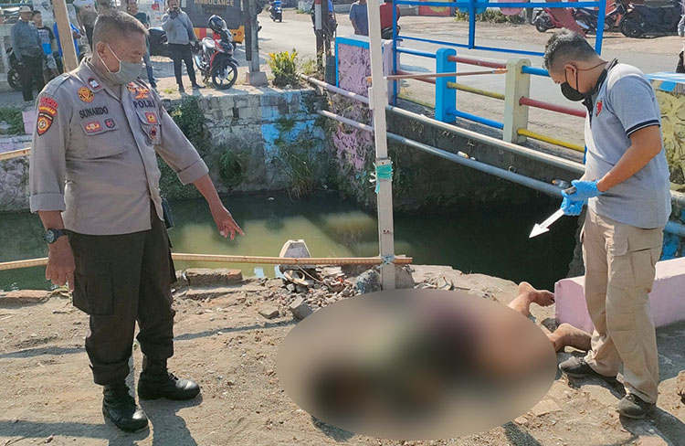 Pria tanpa identitas ditemukan di sebelah sungai Jalan Bhayangkari Rt 06 Rw 02, Juwet Kenongo, Porong, Rabu (14/9/2022) sekitar pukul 13.00 WIB.