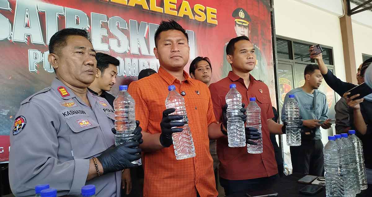 Konferensi pers terkait ratusan botol miras ilegal jenis arak di Jombang.