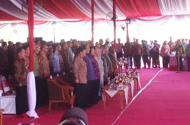 Wakil Presiden RI Jusuf Kalla didampingi? Gubernur Jatim Soekarwo dan para pejabat teras dari Pemprov Jatim dan Wali Kota Surabaya Tri Rismaharini.