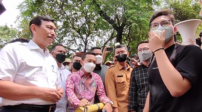 Luhut Binsar Panjaitan saat berdialog dengan mahasiswa UI, Selasa (12/4/2022). Foto: liputan6
