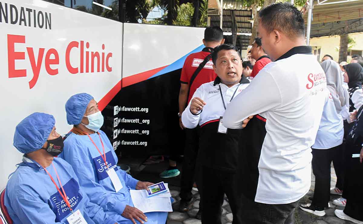 Bupati Situbondo saat meninjau pelaksanaan bakti sosial berupa pengobatan mata dan operasi katarak gratis.
