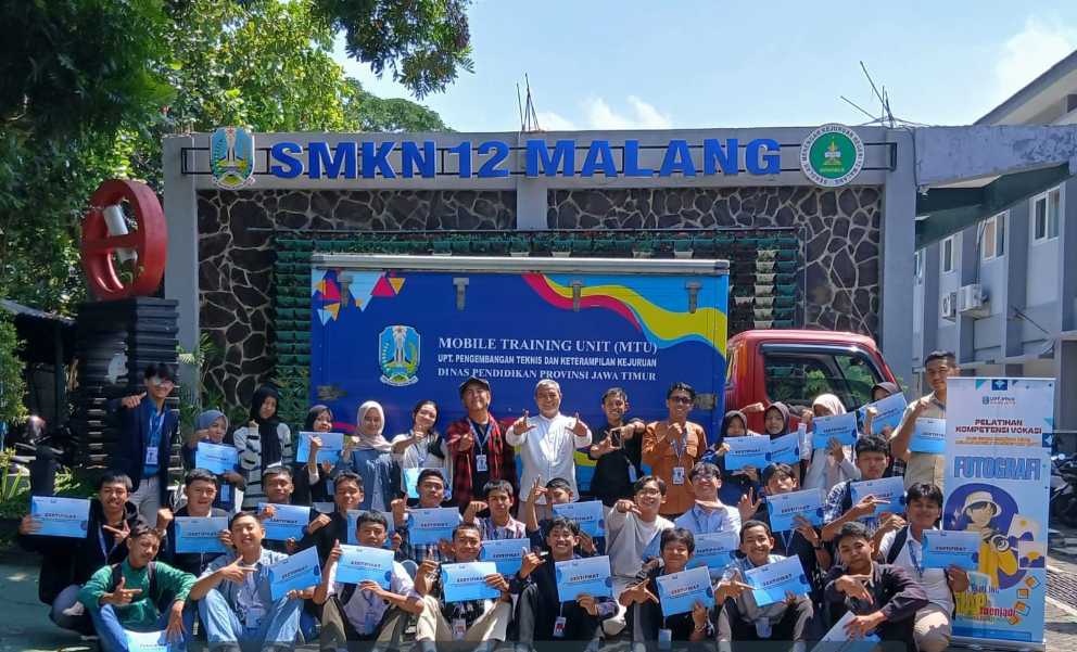 Para peserta foto bersama usai pelatihan didampingi para instruktur.
