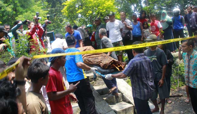 Jasad korban saat dievakuasi. foto: BANGSAONLINE