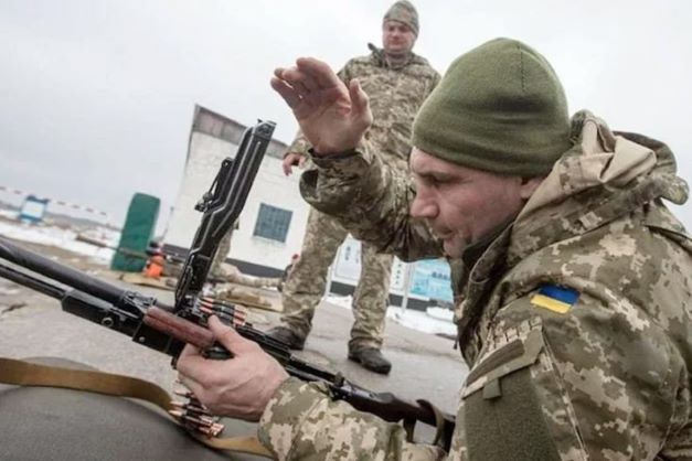 Mantan juara tinju kelas berat yang juga Wali Kota Kiev, Vitali Klitschko, ikut angkat senjara melawan Rusia. Foto/The Telegraph/Sindonews.com