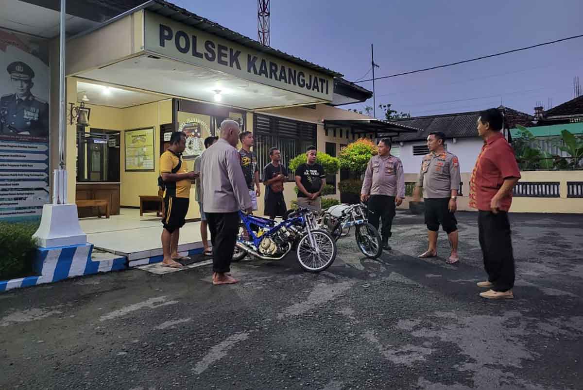 Anggota Polsek Ngawi, saat mengamankan 3 pemuda bersama motor yang diduga hendak digunakan balap liar, Minggu (4/12/2022)