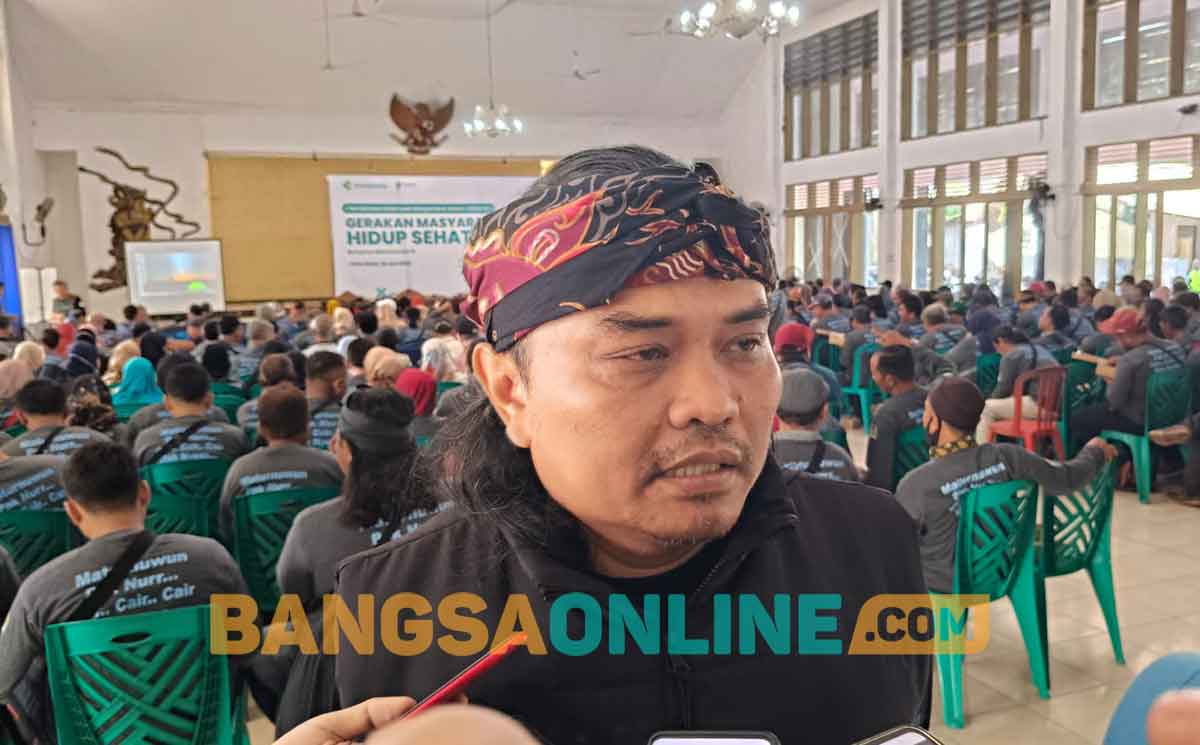 Anggota Komisi IX DPR RI, Nurhadi, saat memberi keterangan kepada awak media. Foto: MUJI HARJITA/BANGSAONLINE