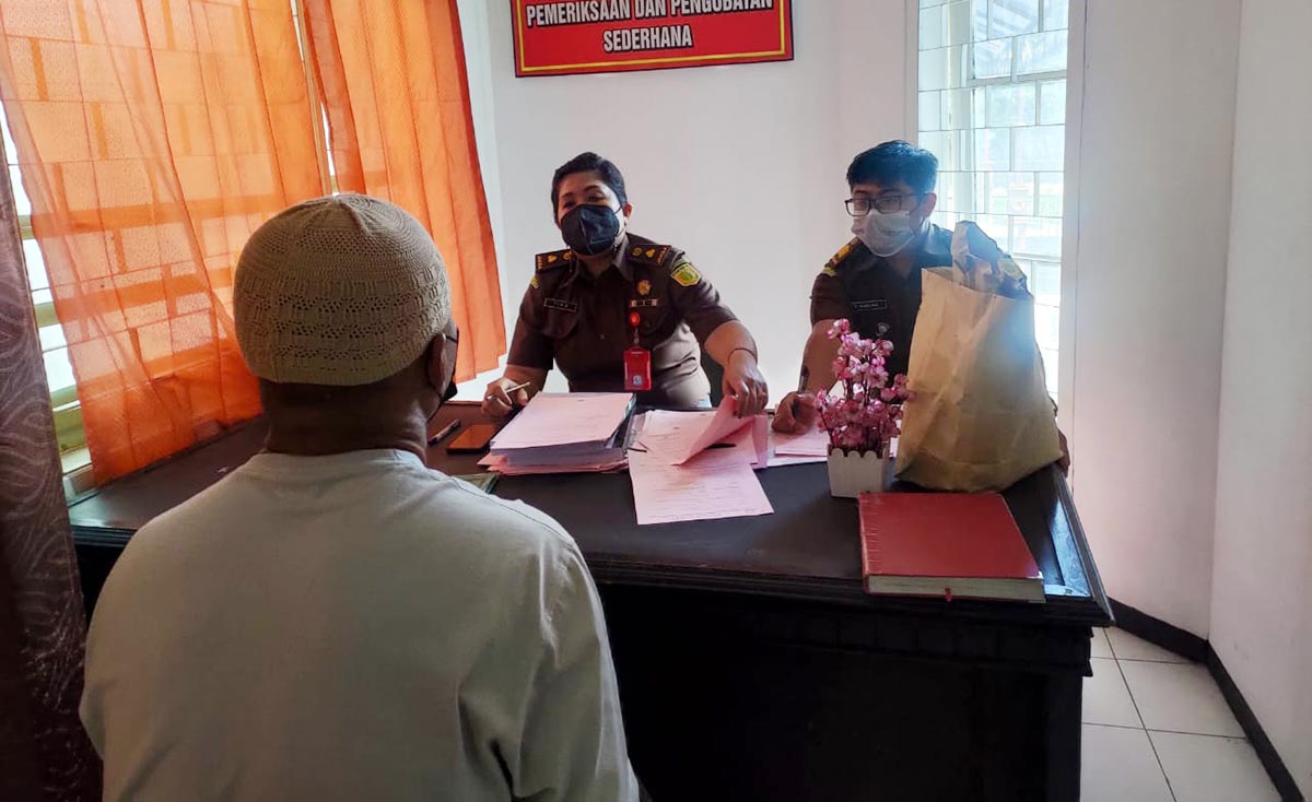 Tersangka NC diperiksa petugas sebelum ditahan di Lapas Lowokwaru.