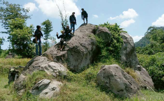 Batu-batu besar yang ada di wilayah perbukitan selatan Bojonegoro. Wilayah tersebut diduga merupakan dasar laut 4000 tahun silam. foto: EKY NURHADI/ BANGSAONLINE