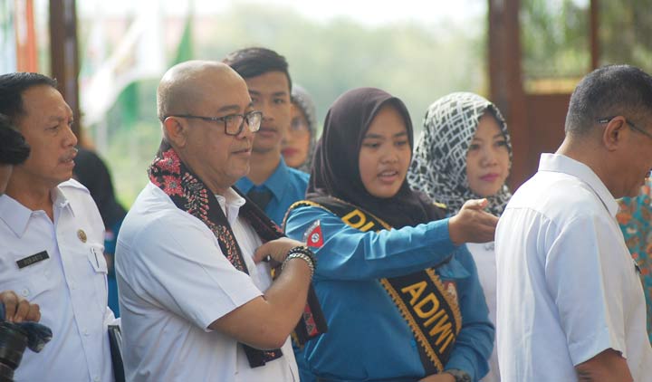 Tim Verlap Adiwiyata Provinsi saat berada di SMKN 2 Trenggalek. foto: HERMAN S/ BANGSAONLINE