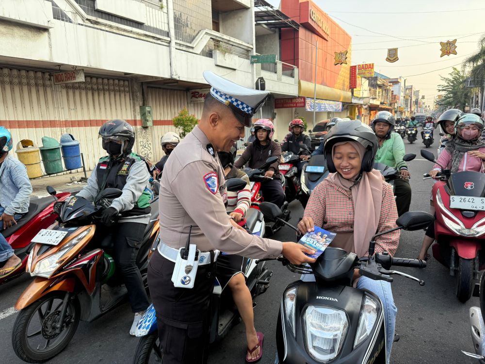 Satlantas Polres Mojokerto Kota Bagikan Brosur Ajak Pengendara Taat Lalu Lintas