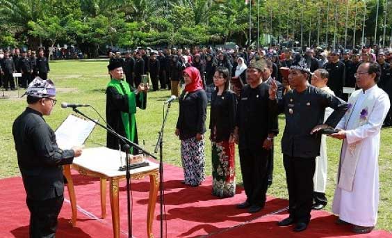 Bupati Anas saat melatik para pejabat di Taman Blambangan.