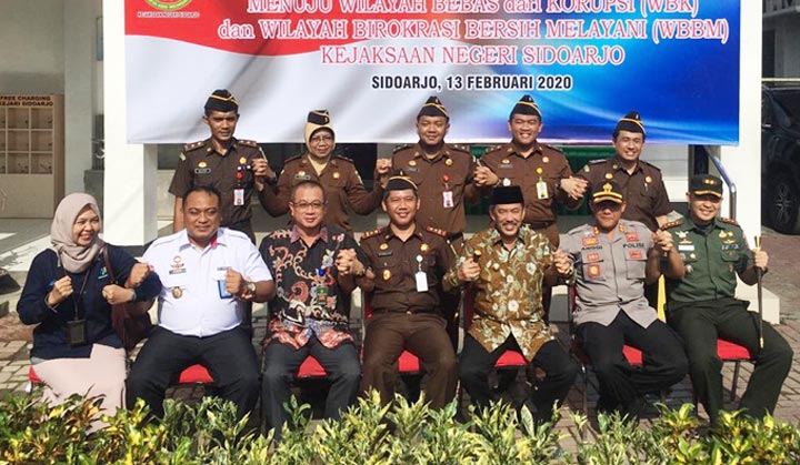 Seluruh jajaran kasi dan staf Kejari Sidoarjo foto bersama usai pencanangan komitmen mewujudkan Wilayah Bebas Korupsi (WBK) dan Wilayah Birokrasi Bersih Melayani (WBBM).