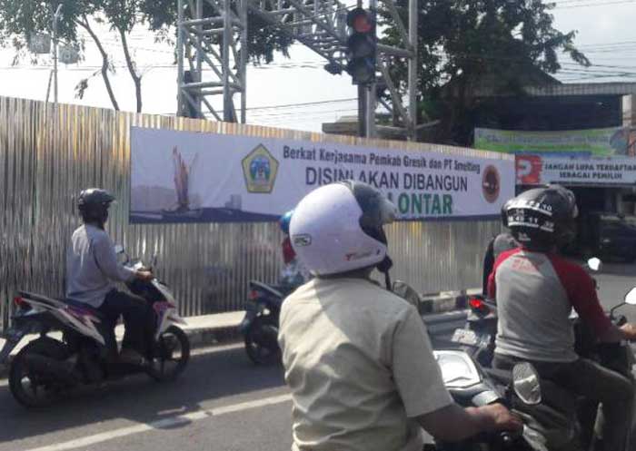 Tampak seng yang digunakan sebagai penutup proyek di perempatan Giri. foto: syuhud/ bangsaonline