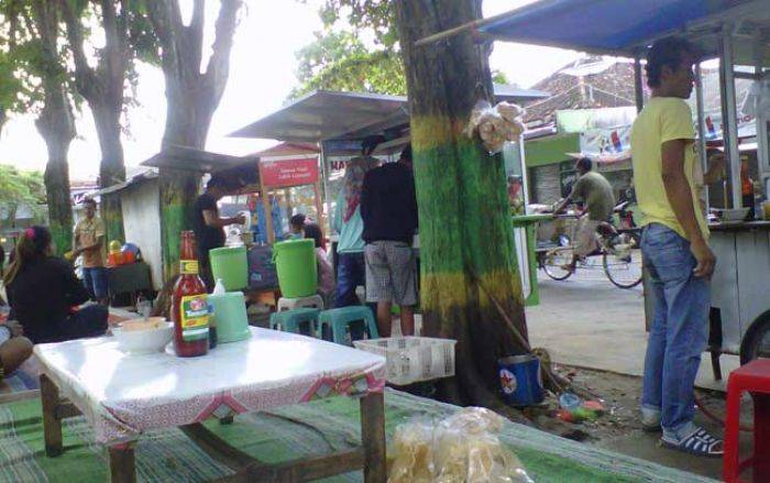 Salah satu PKL di Taman Bunga Sumenep sedang menunggu pembeli. foto: rahmatullah/ BANGSAONLINE