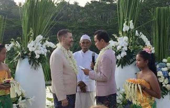 Indonesia tidak mensahkan pernikahan gay atau lesbian. Itu sebabnya banyak netizen murka melihat foto pernikahan sejenis di Bali ini. foto: facebook