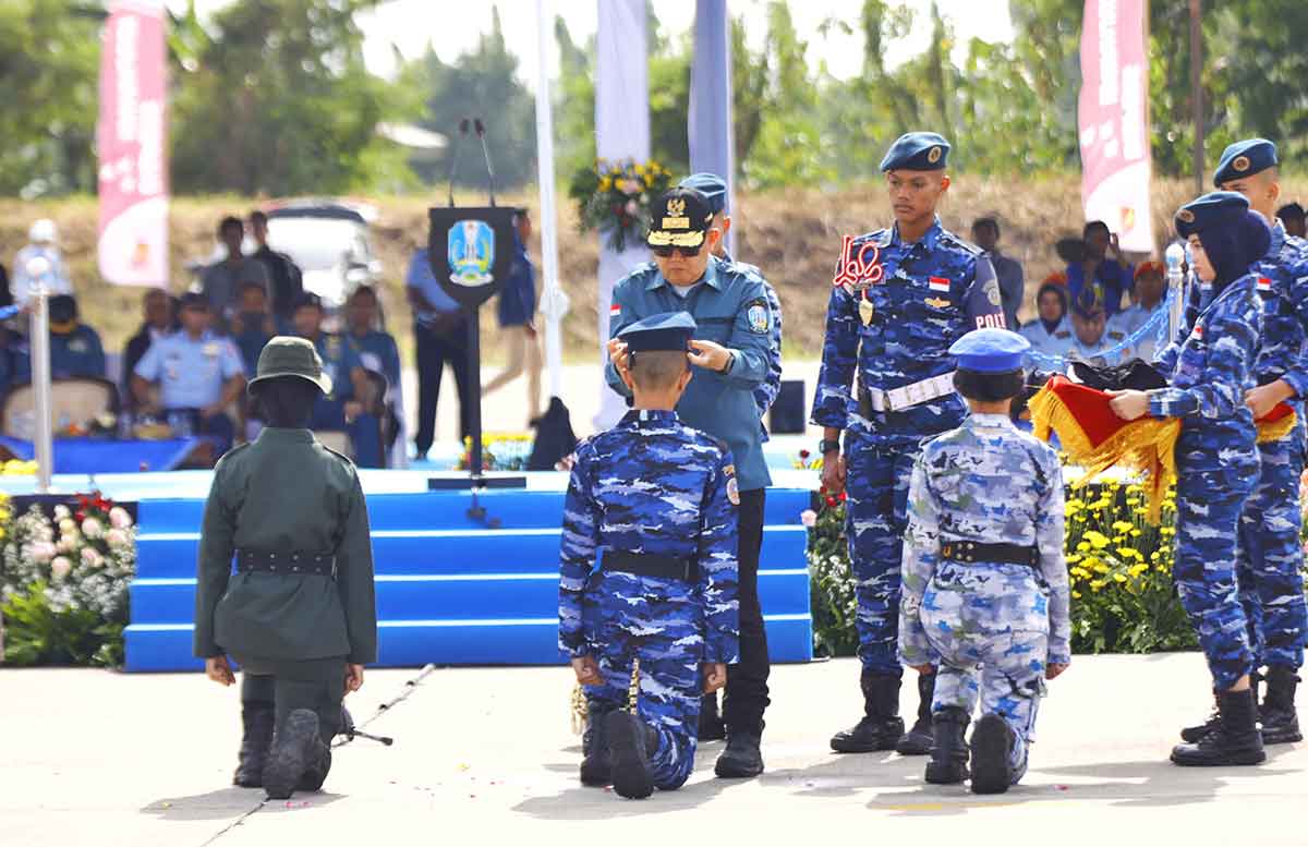 Pj Gubernur Jatim saat prosesi pembaretan pada siswa-siswi di Lanud Iswahjudi, Magetan.