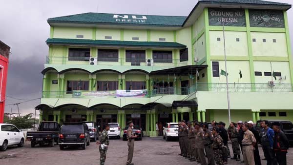 AMANKAN: Puluhan Banser ketika apel penjagaan kantor PCNU Gresik. foto: syuhud/ BANGSAONLINE