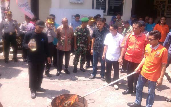 Anggota komisioner KPU bersama Panwaslu dan juga Polres Kediri saat memusnahkan sisa surat suara. foto: arif kurniawan/ BANGSAONLINE