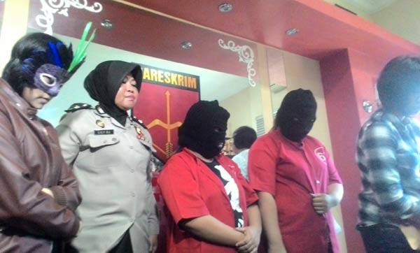 Korban (kiri) dan kedua tersangka perdagangan manusia lewat akun FB. foto: ekoyono/ BANGSAONLINE