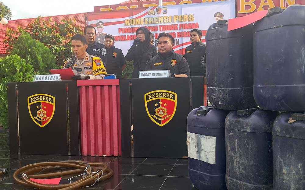 Rilis pers ungkap kasus penyelewengan BBM bersubsidi jenis solar. Foto: AHMAD CHOIRUDIN/ BANGSAONLINE