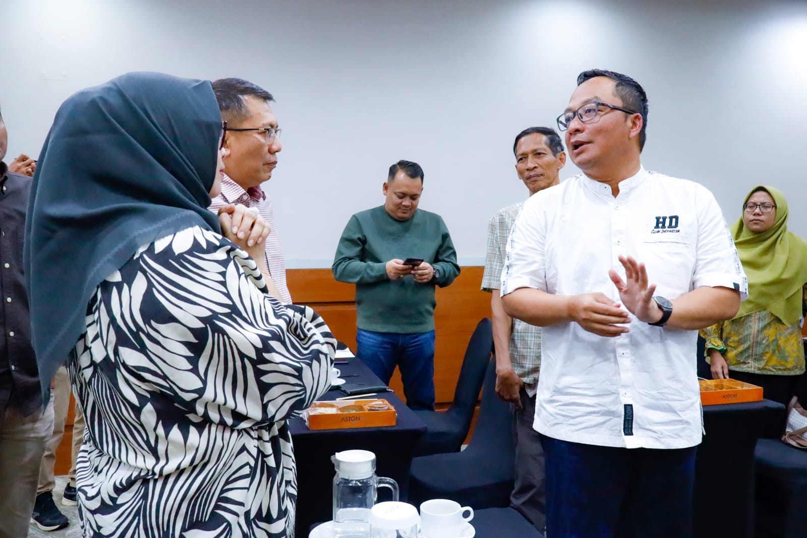 Wabup Gresik Asluchul Alif (kanan) berbincang dengan Kepala BPPKAD Andhy Hendro Wijaya. Foto: Ist.