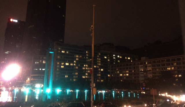Suasana di kawasan Bundaran Hotel Indonesia saat peringatan Earth Hour. Warga kecewa karena tidak semua gedung-gedung di kawasan tersebut memadamkan listriknya. foto: rakisa/ BANGSAONLINE