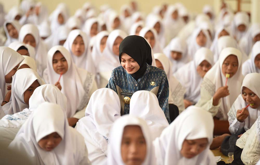 Wali Kota Kediri, Vinanda Prameswati, bersama para santriwati. Foto: Ist. 