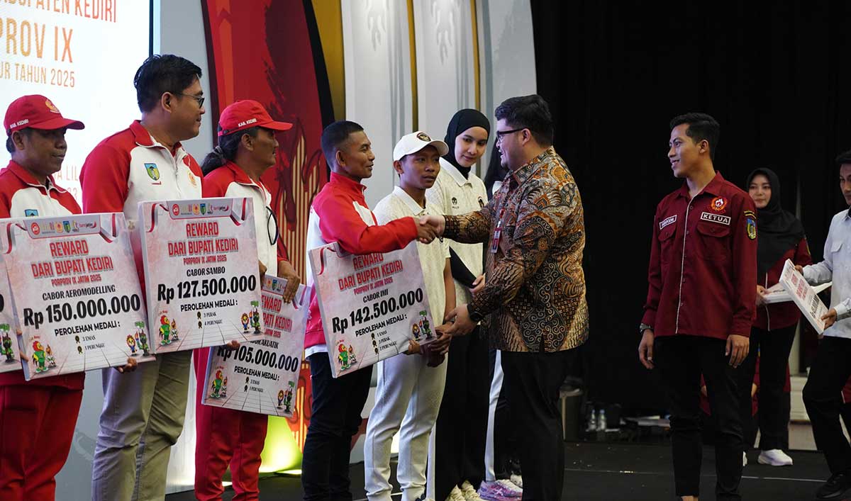 Bupati Kediri saat menyerahkan bonus untuk atlet. Foto: Ist