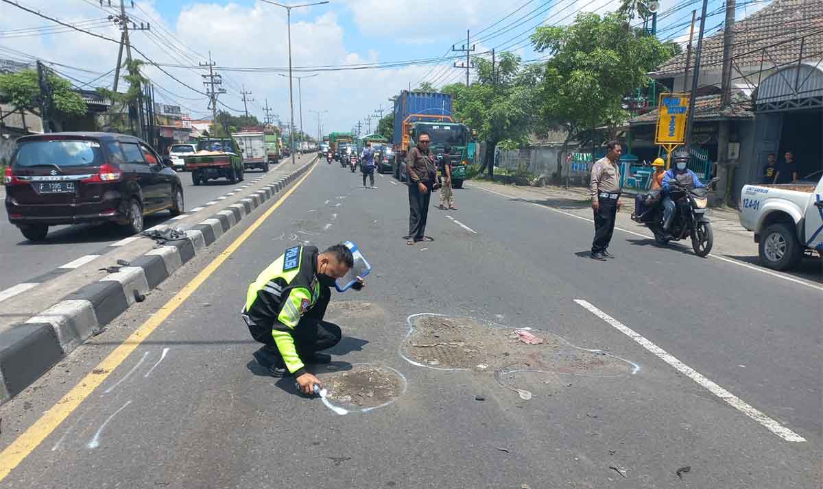 Petugas saat melakukan olah TKP kecelakaan di Jalan Raya Gilang, Sidoarjo.