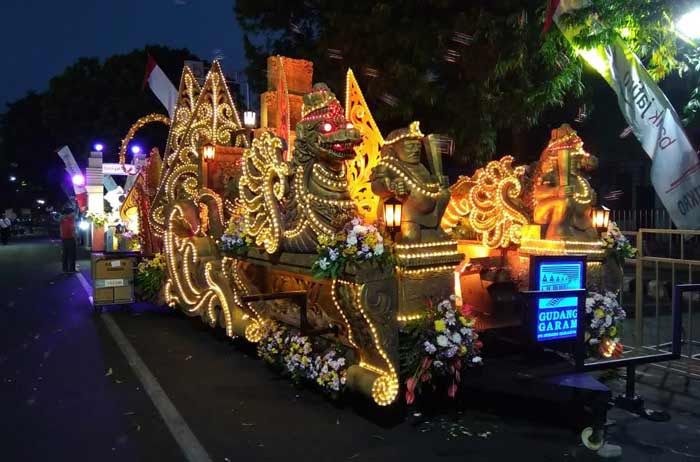 Kendaraan mobil hias dari PT Gudang Garam saat mengikuti nite carnival 2018.
