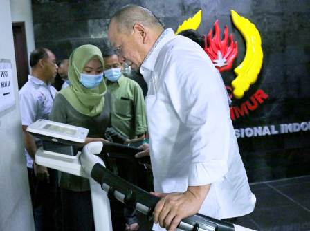 Senator asal Jawa Timur AA LaNyalla Mahmud Mattalitti saat mencoba Bio Impedance Analysis (BIA) alat test komposisi tubuh khusus atlet di kantor KONI Jatim, Jalan Kertajaya, Kota Surabaya. Senin (12/10/2020)