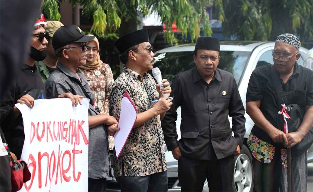 Ketua DPRD Trenggalek, Samsul Anam, saat menemui para pendemo.