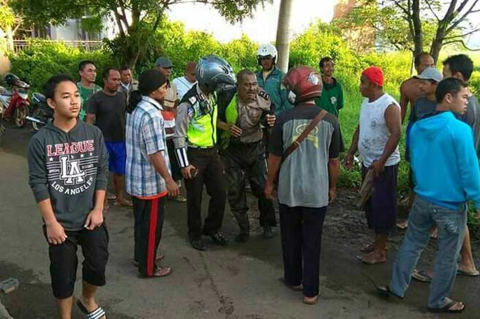Pelaku saat hendak digelandang ke Mapolres Malang. foto: istimewa
