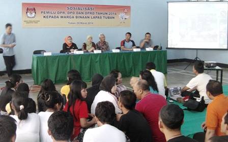 SOSIALISASI. KPU Tuban menyosialisasikan coblosan pileg 9 April, agar penghuni lapas tak golput. foto : suwandhi/BANGSAONLINE