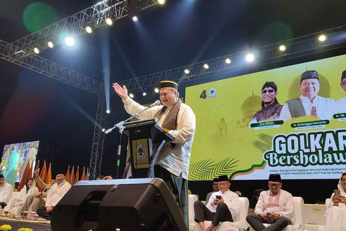 Airlangga Hartanto, dalam kegiatan ‘Golkar Bersholawat’ di Stadion Jalak Harupat, Bandung, Jawa Barat, Rabu (11/10/2023) malam. Foto: Kompas.com
