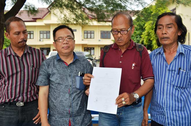 Tiga warga Kelurahan Mimbaan bersama pengacaranya saat menunjukkan data dugaan ijazah palsu.