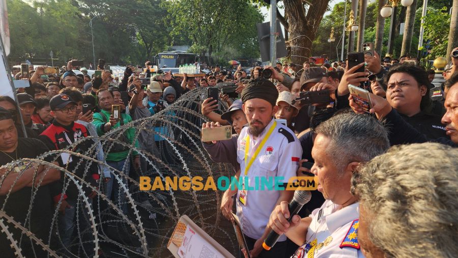 Kepala Dinas Perhubungan (Dishub) Jawa Timur Nyono saat menemui massa driver ojol. Foto: Devi Fitri Afriyanti/BANGSAONLINE