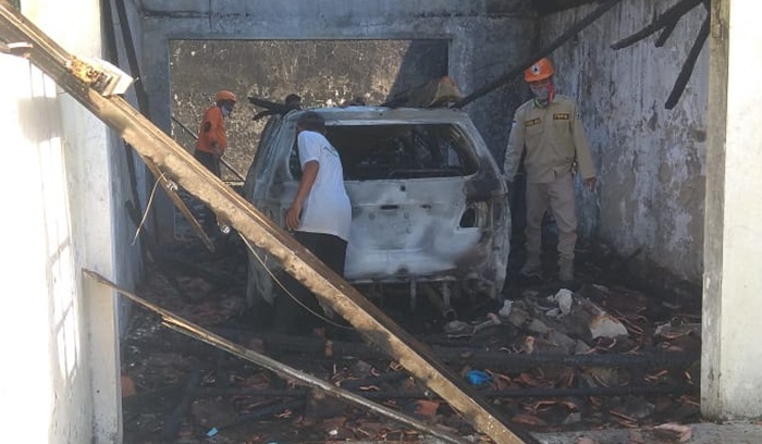 Diduga Korsleting, Garasi Berikut Mobil Fortuner di Pamekasan Ludes Terbakar