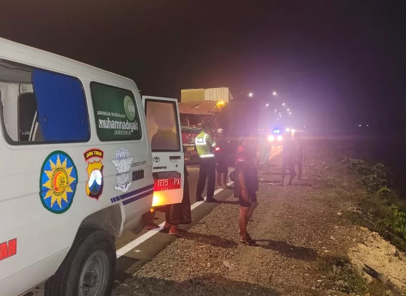 Petugas saat mengevakuasi korban laka lantas di Jalan Lingkar Utara Lamongan