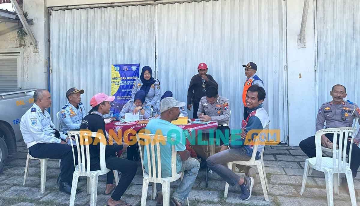 Petugas gabungan di Nganjuk saat menilang pengendara yang melakukan pelanggaran. Foto: RAFLI FAJRI JULIANTO/BANGSAONLINE